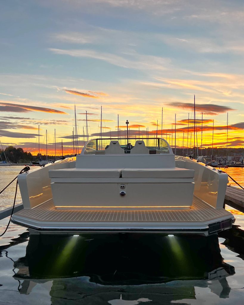 Coronet båd i solnedgang